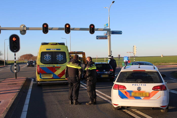 Bestuurder botst op lesauto voor verkeerslichten