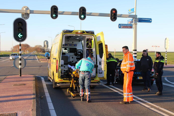 Bestuurder botst op lesauto voor verkeerslichten