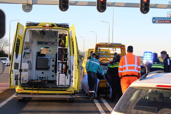 Bestuurder botst op lesauto voor verkeerslichten