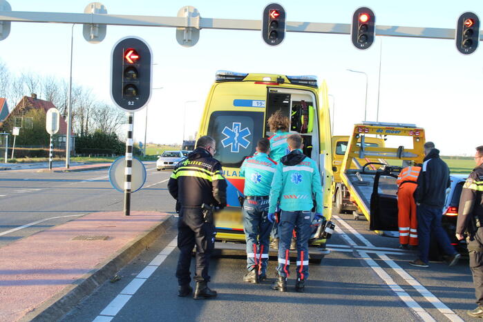 Bestuurder botst op lesauto voor verkeerslichten