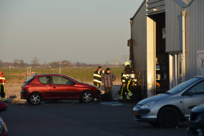 Banden in brand tegen bedrijfspand