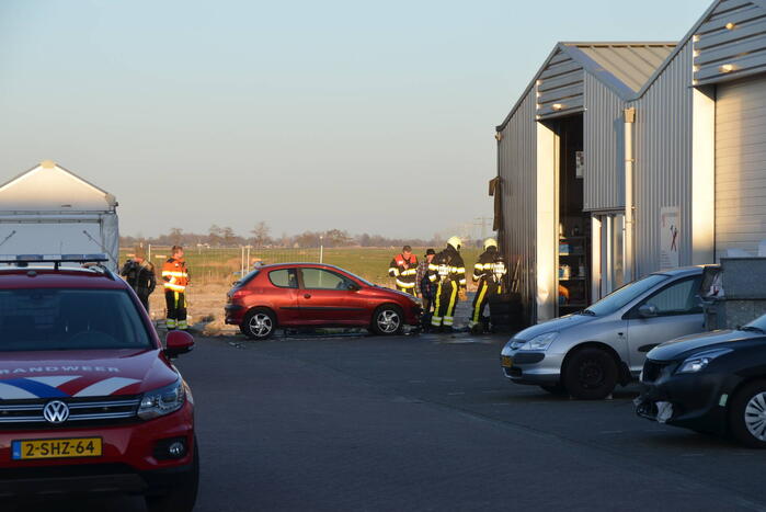Banden in brand tegen bedrijfspand