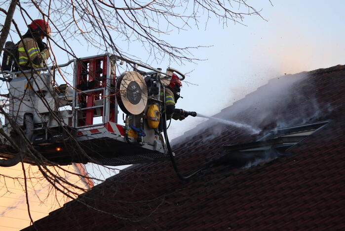 Flinke brand op zolder van woning