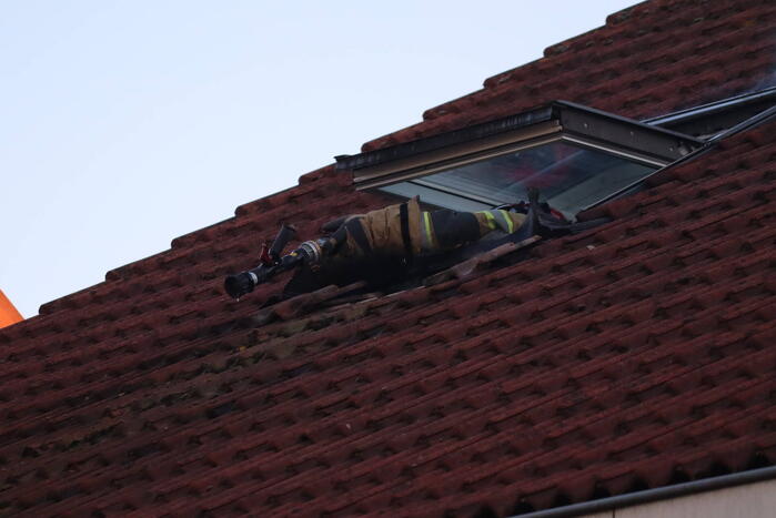 Flinke brand op zolder van woning