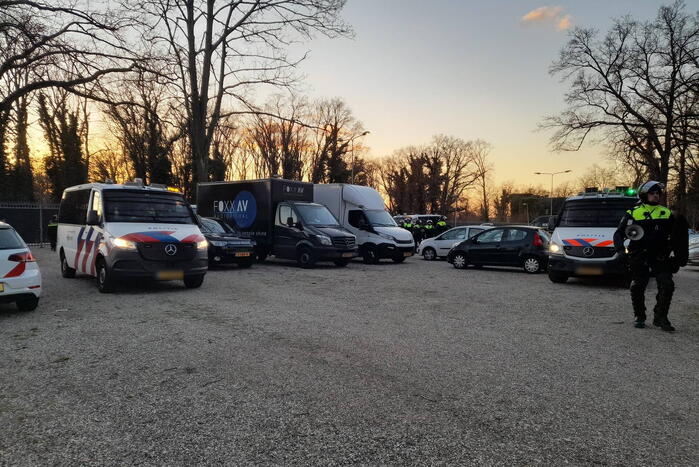 Mobiele eenheid groot aanwezig bij uitloop voetbalwedstrijd