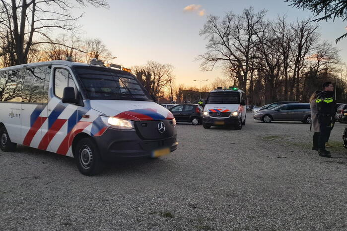 Mobiele eenheid groot aanwezig bij uitloop voetbalwedstrijd