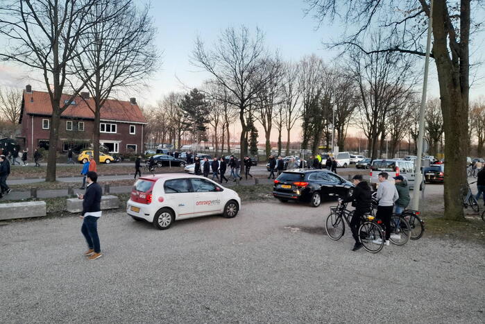 Mobiele eenheid groot aanwezig bij uitloop voetbalwedstrijd