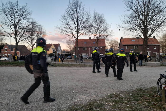 Mobiele eenheid groot aanwezig bij uitloop voetbalwedstrijd