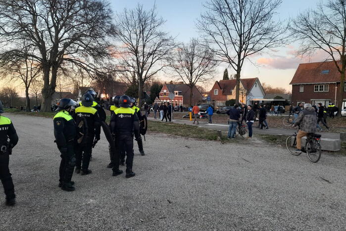 Mobiele eenheid groot aanwezig bij uitloop voetbalwedstrijd