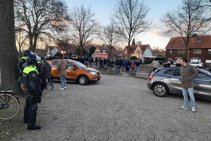 Mobiele eenheid groot aanwezig bij uitloop voetbalwedstrijd