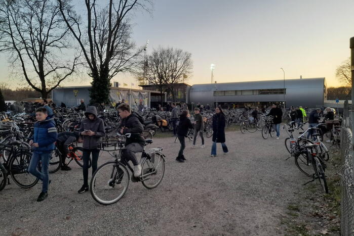 Mobiele eenheid groot aanwezig bij uitloop voetbalwedstrijd