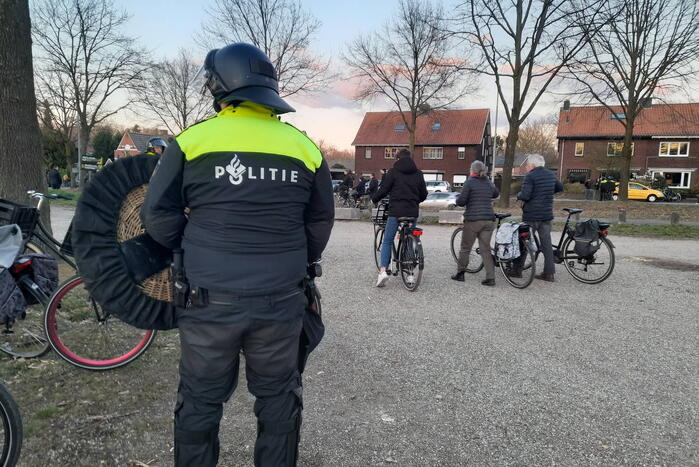 Mobiele eenheid groot aanwezig bij uitloop voetbalwedstrijd