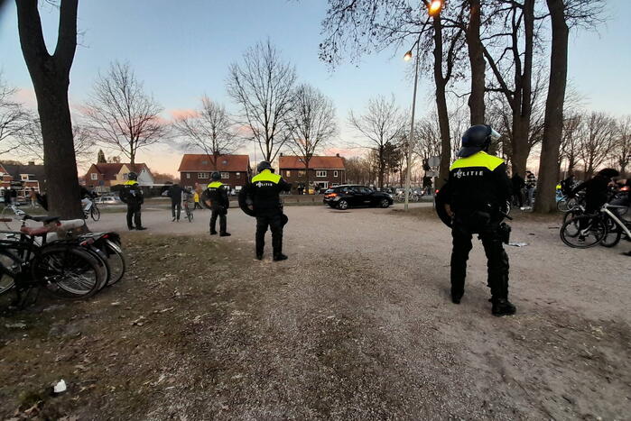 Mobiele eenheid groot aanwezig bij uitloop voetbalwedstrijd