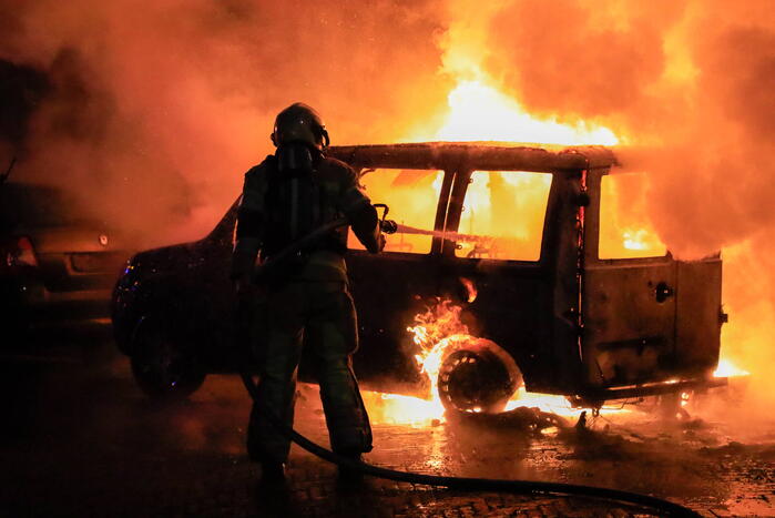 Twee geparkeerde auto's gaan in vlammen op