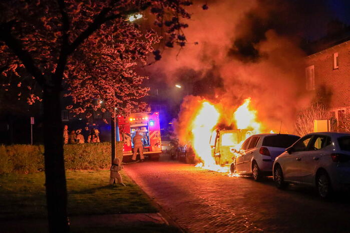 Twee geparkeerde auto's gaan in vlammen op