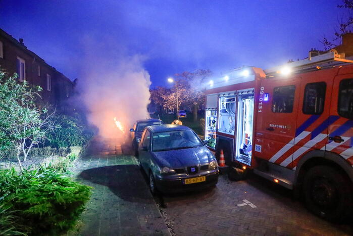Twee geparkeerde auto's gaan in vlammen op