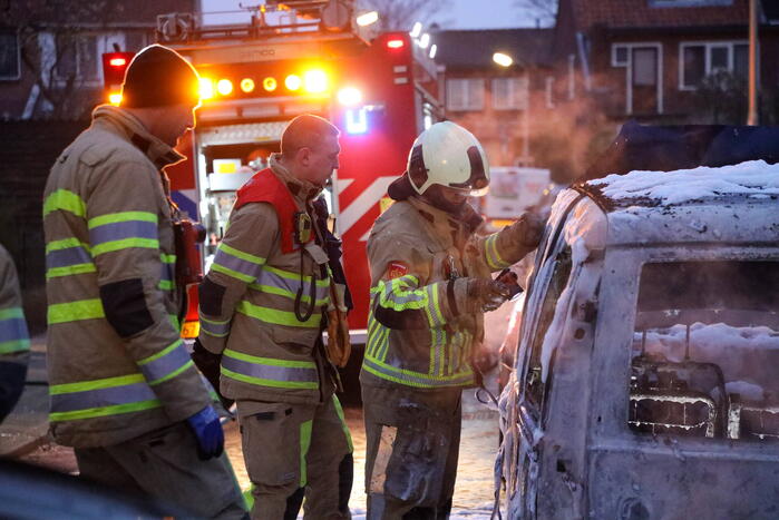Twee geparkeerde auto's gaan in vlammen op