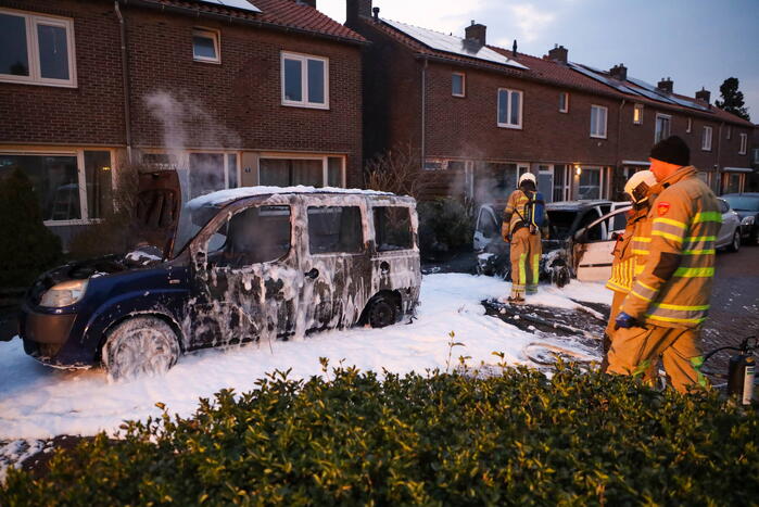 Twee geparkeerde auto's gaan in vlammen op