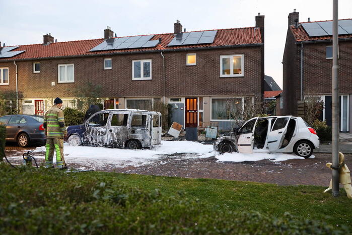 Twee geparkeerde auto's gaan in vlammen op