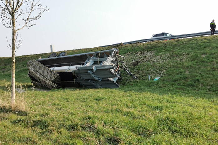 Auto verliest aanhanger met marktkramen