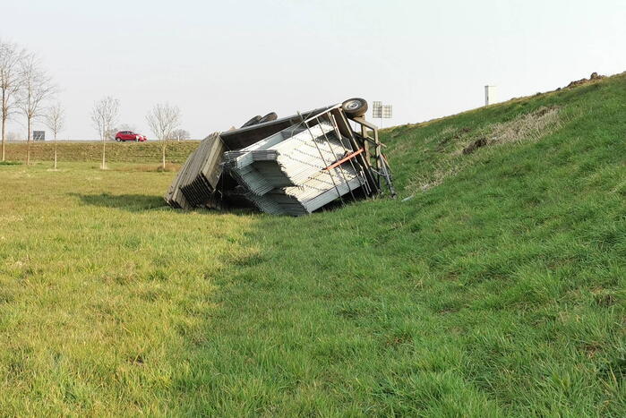 Auto verliest aanhanger met marktkramen