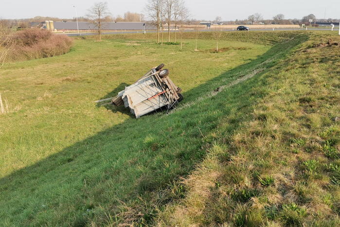 Auto verliest aanhanger met marktkramen