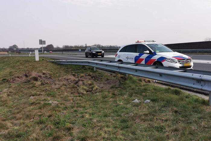 Auto verliest aanhanger met marktkramen