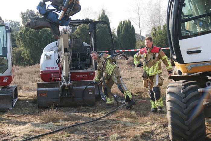 Graafmachine zwaar beschadigd vanwege brand