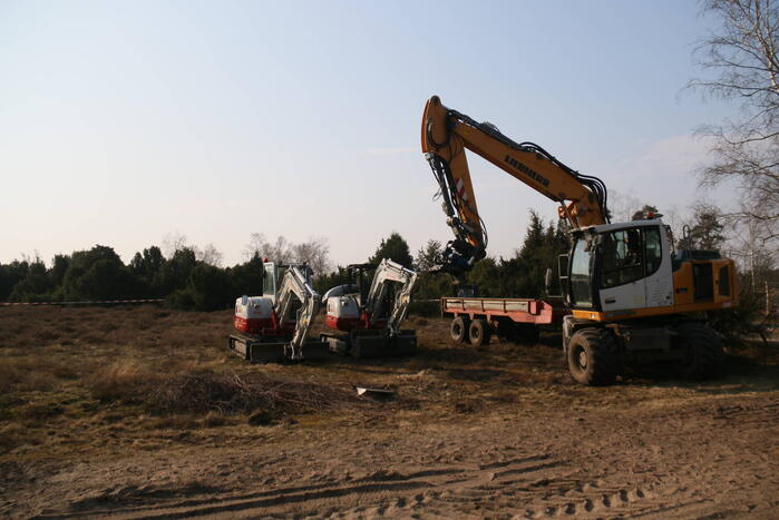 Graafmachine zwaar beschadigd vanwege brand