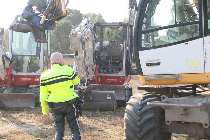 Graafmachine zwaar beschadigd vanwege brand