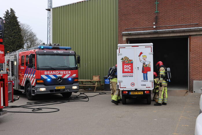 Bedrijfspand vol rook vanwege brand in Picnic auto