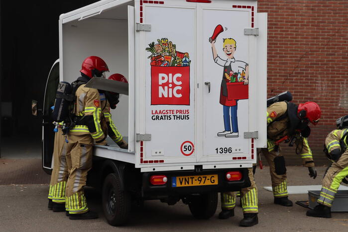 Bedrijfspand vol rook vanwege brand in Picnic auto