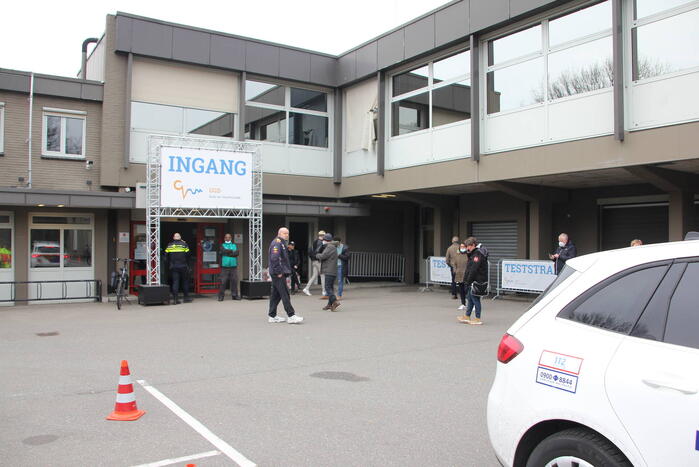 Bedrijfspand vol rook vanwege brand in Picnic auto