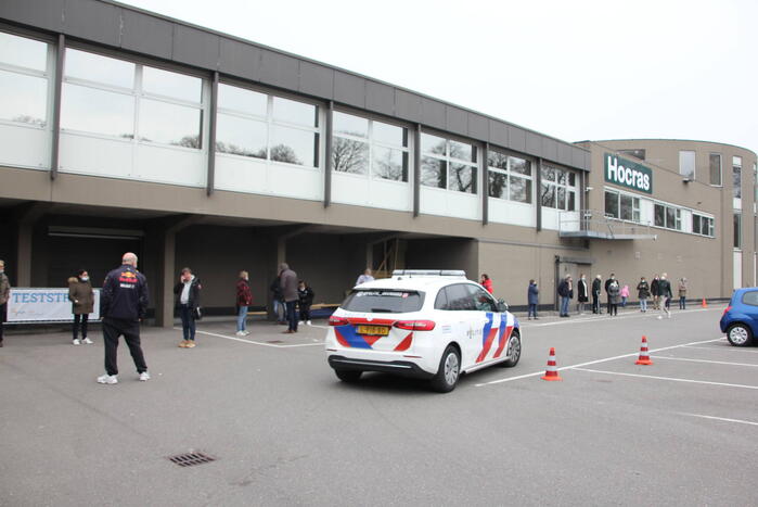 Bedrijfspand vol rook vanwege brand in Picnic auto