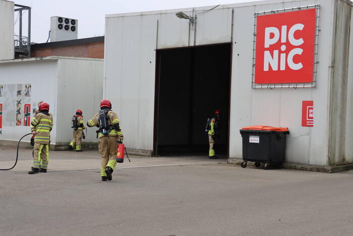 Bedrijfspand vol rook vanwege brand in Picnic auto