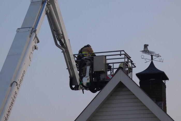 Brandweer blust brand in schoorsteen