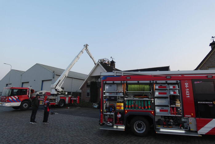 Brandweer blust brand in schoorsteen