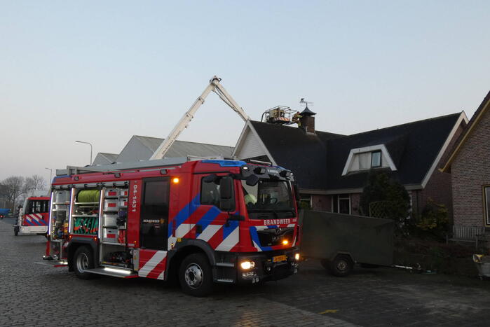 Brandweer blust brand in schoorsteen