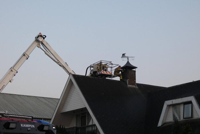 Brandweer blust brand in schoorsteen