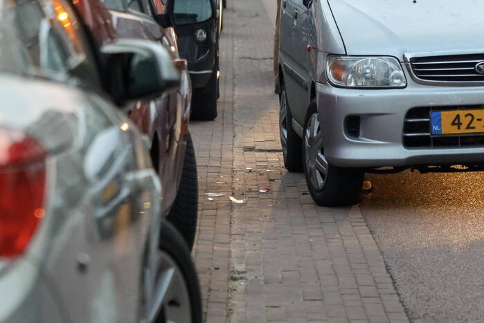 Snorfietser botst achterop personenauto