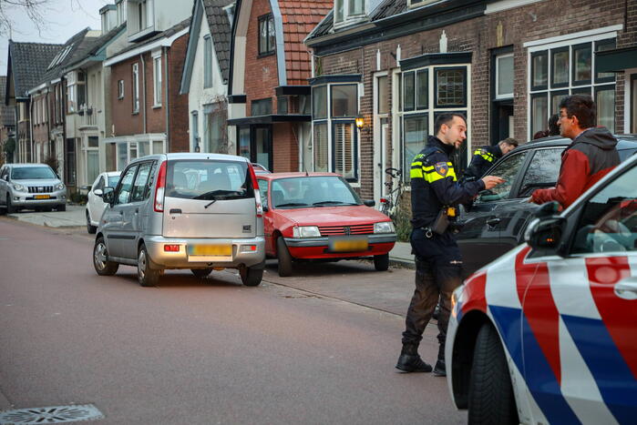 Snorfietser botst achterop personenauto