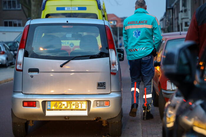 Snorfietser botst achterop personenauto