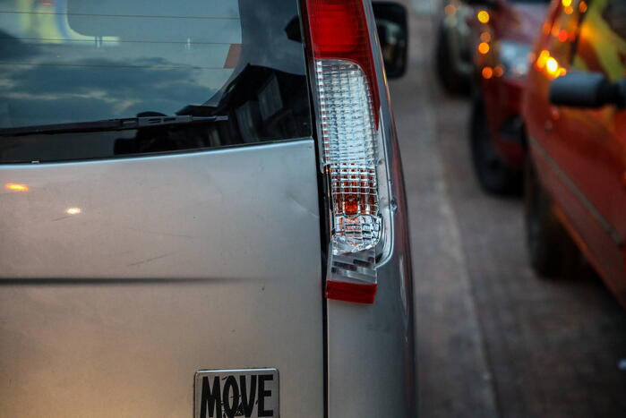 Snorfietser botst achterop personenauto