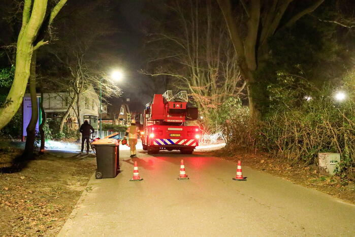 Rookontwikkeling vanwege brand in schoorsteen van woning