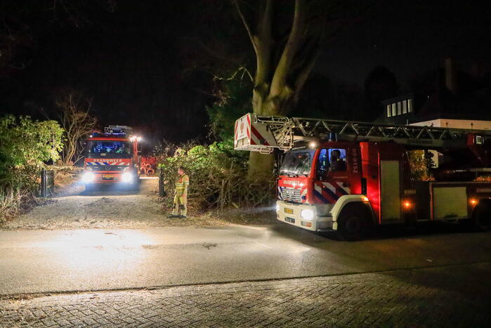 Rookontwikkeling vanwege brand in schoorsteen van woning