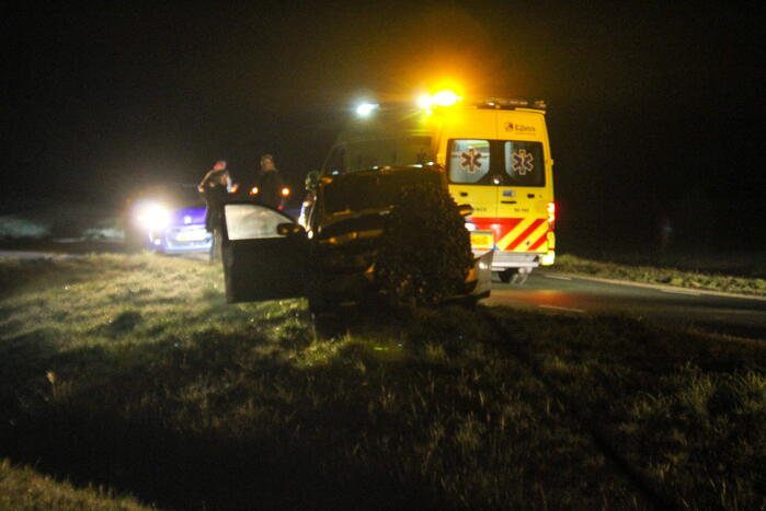 Flinke schade aan auto door botsing tegen boom