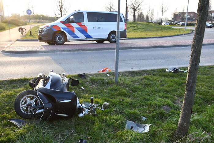 Snorfietser gewond bij botsing met auto