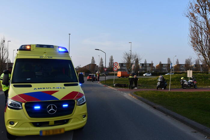 Snorfietser gewond bij botsing met auto