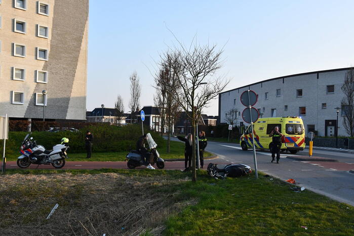 Snorfietser gewond bij botsing met auto