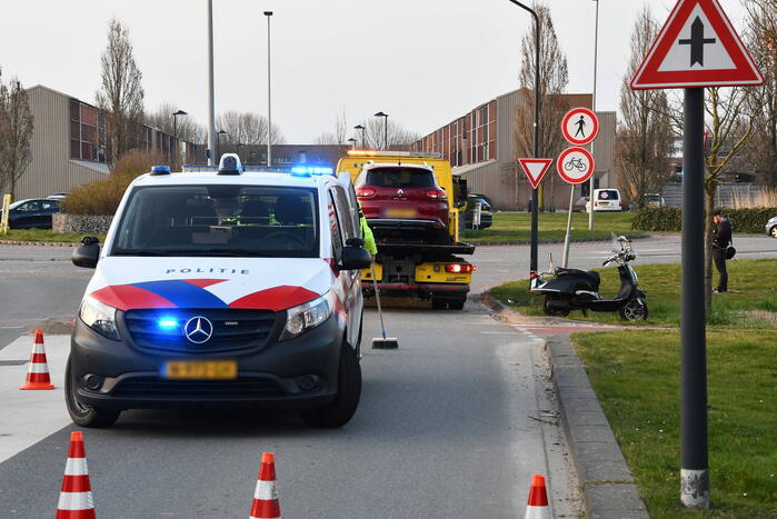 Snorfietser gewond bij botsing met auto